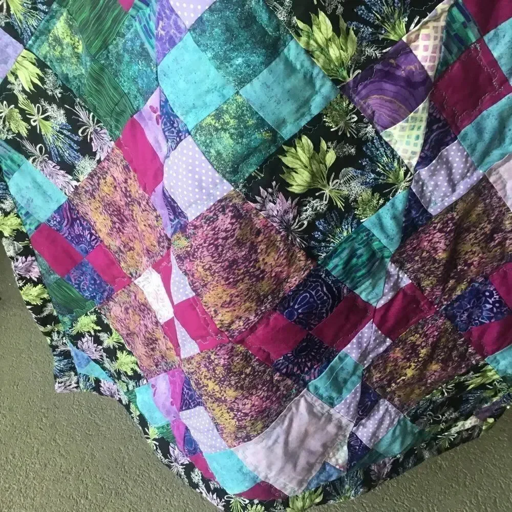 NWT Hand Crafted Lavender Florals With Gorgeous Coordinating Colors Quilt